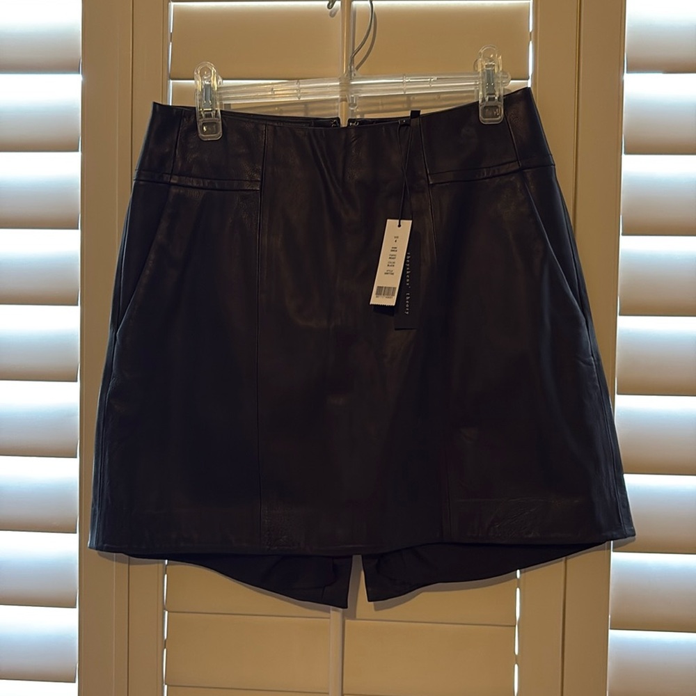 Theory leather skirt size 4 in black. NWT